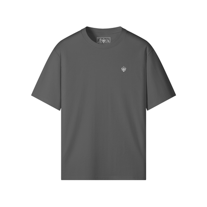 DREIZENTIA™ Essential Tee in Carbon Gray – Detailansicht