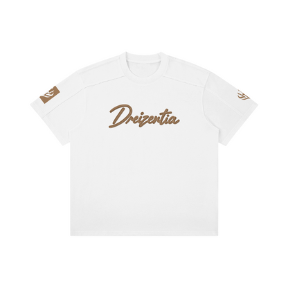 Vorderansicht des weißen REVIER ROYAL Boxy T-Shirts mit cognacfarbenem Dreizentia-Schriftzug und Stickmotiven an beiden Ärmeln.