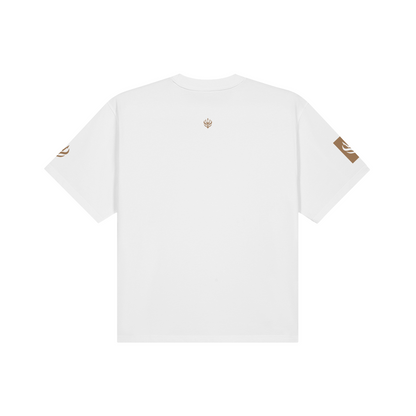 Rückansicht des weißen REVIER ROYAL Shirts mit kleinem cognacfarbenem Dreizack unter dem Kragen und Motiven an den Ärmeln.