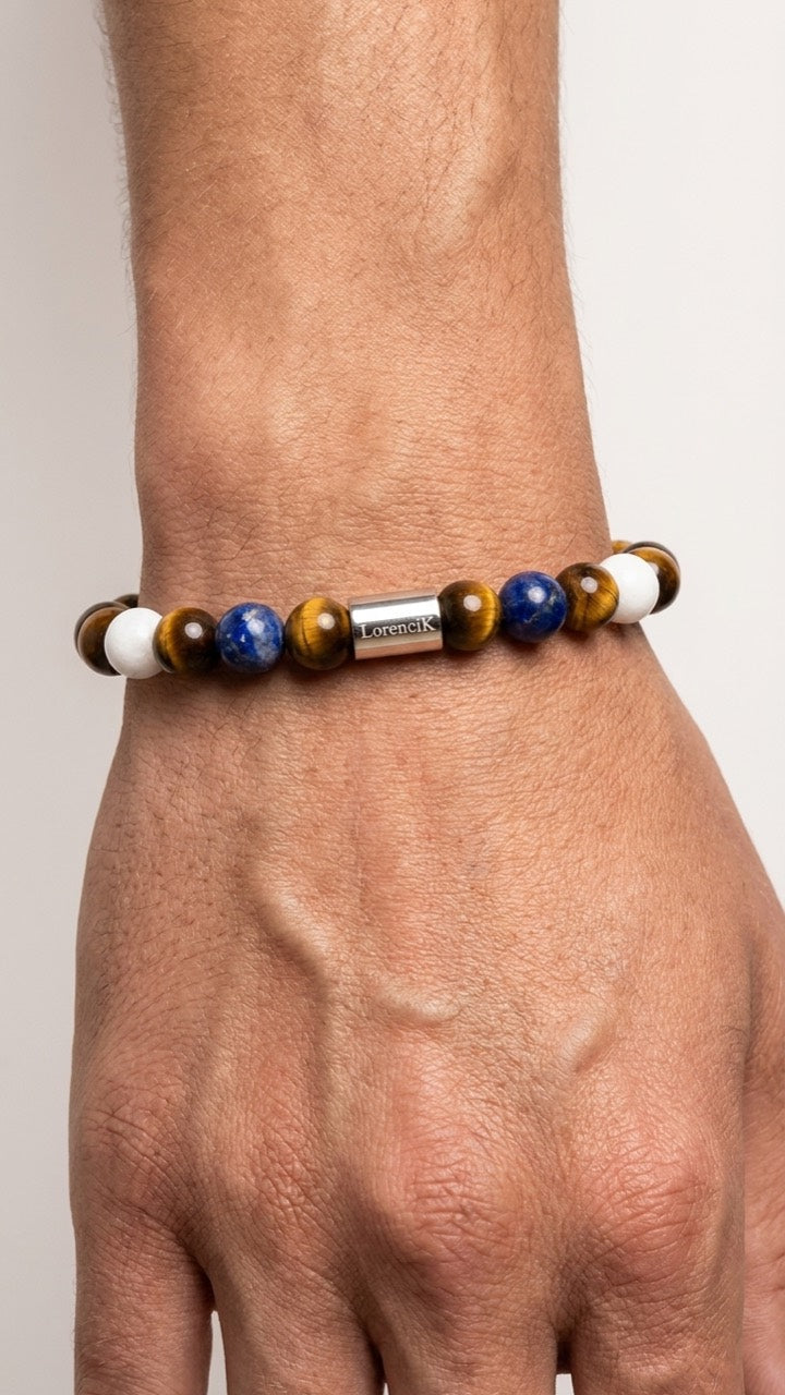 Perlenarmband mit Tigerauge-, blauen und weißen Perlen am Handgelenk