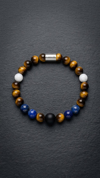 Perlenarmband mit Tigerauge-, blauen und weißen Perlen auf dunklem Schiefer