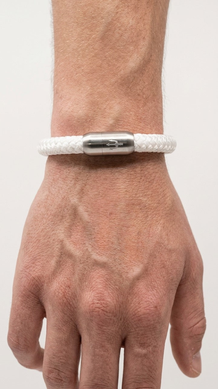 Weißes geflochtenes Seilarmband mit gebürstetem Edelstahlverschluss als Detailaufnahme am Handgelenk