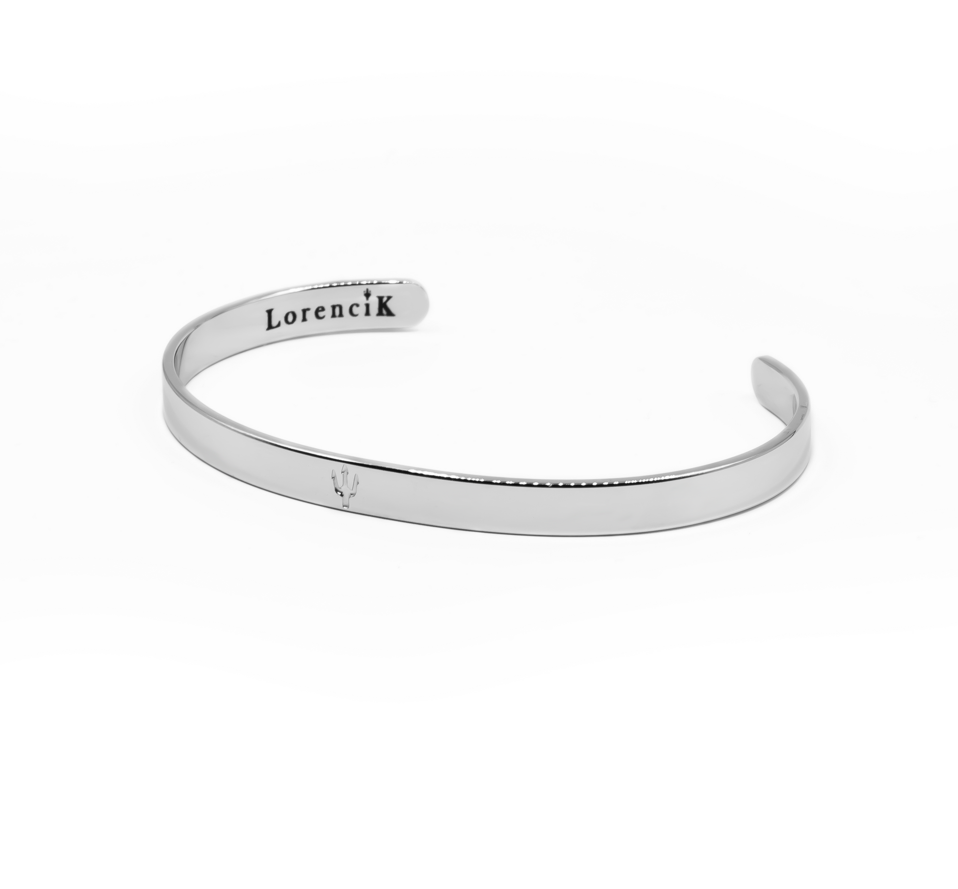 ilberner Edelstahl Armreif „Valor“ mit Dreizack-Gravur und LorenciK-Logo. Schmal, elegant und aus rostfreiem Edelstahl gefertigt.