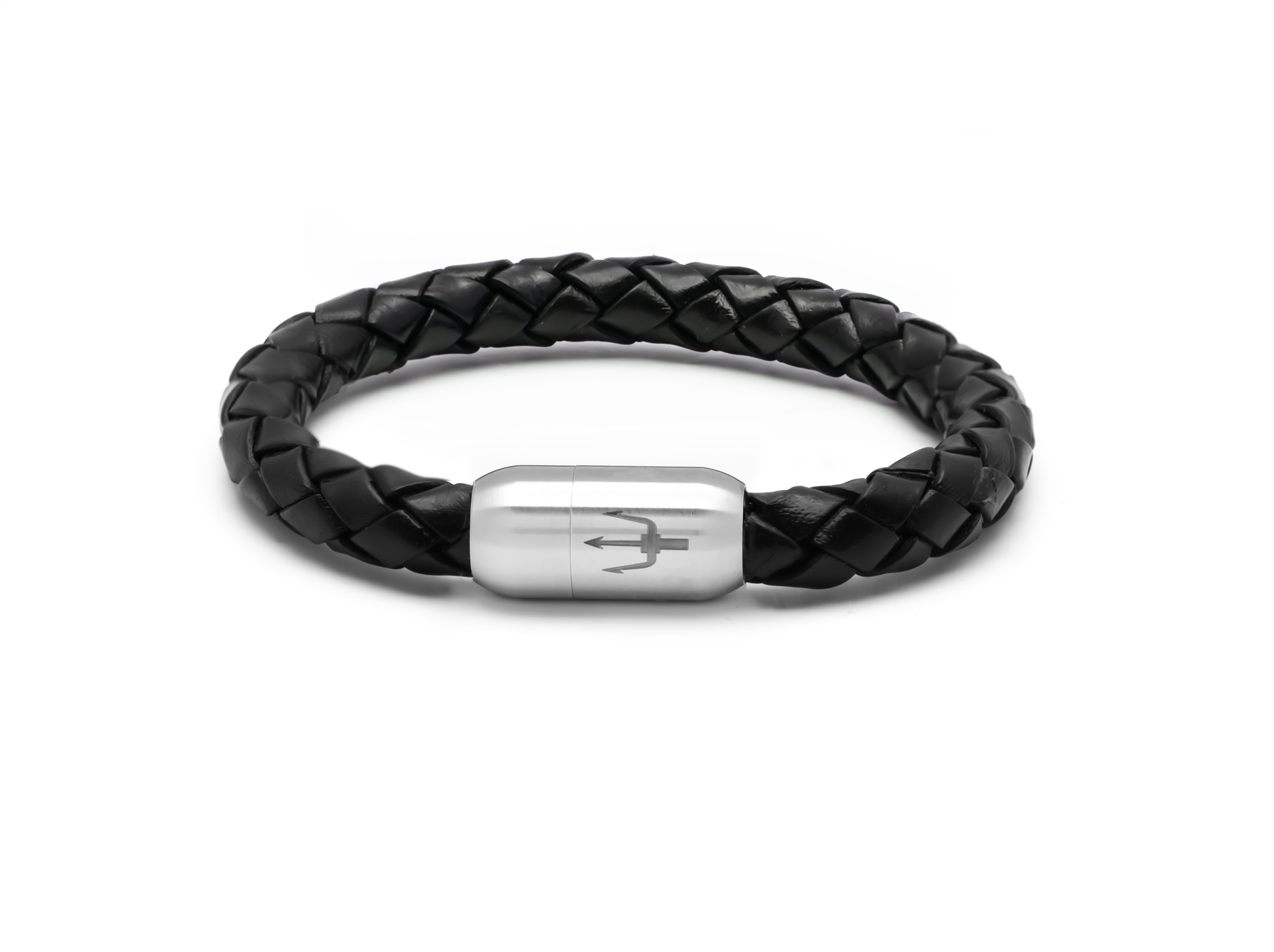 Ein hochwertiges Lederarmband aus geflochtenem Rindsleder, versehen mit einem qualitativen Magnetverschluss aus Edelstahl mit zwei Lasergravuren.Unser Dreizack auf der Außenseite und unser Logo auf der Innenseite, stehen als Zeichen für die Qualität und Robustheit unseres Produktes.