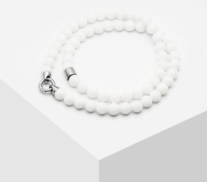 Unsere Halsketten werden in Handarbeit hergestellt und mit 49 Litzen Edelstahl Schmuck-Draht verarbeitet. Alle Verschlüsse der Kollektion sind aus 304L Edelstahl. Alle Perlen werden individuell ausgefräst um den Trage Komfort zu gewährleisten.