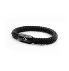 “Geflochtenes schwarzes Armband mit einem mattschwarzen Edelstahl-Magnetverschluss, verziert durch eine eingravierte Dreizack-Symbolik. Edles und minimalistisches Design für einen markanten Look.”