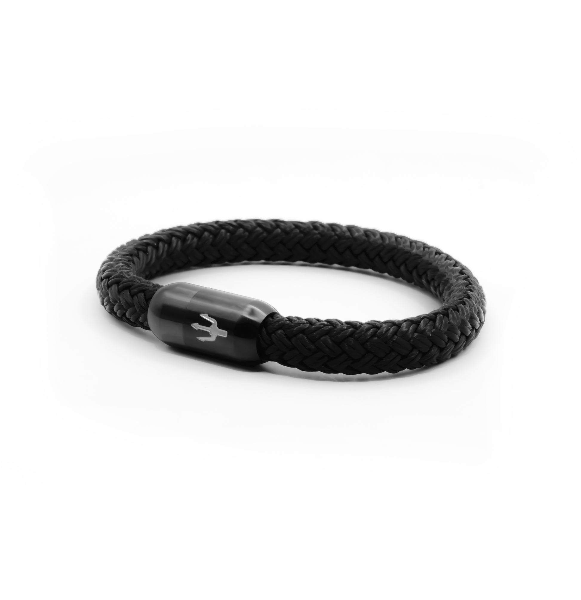 “Geflochtenes schwarzes Armband mit einem mattschwarzen Edelstahl-Magnetverschluss, verziert durch eine eingravierte Dreizack-Symbolik. Edles und minimalistisches Design für einen markanten Look.”
