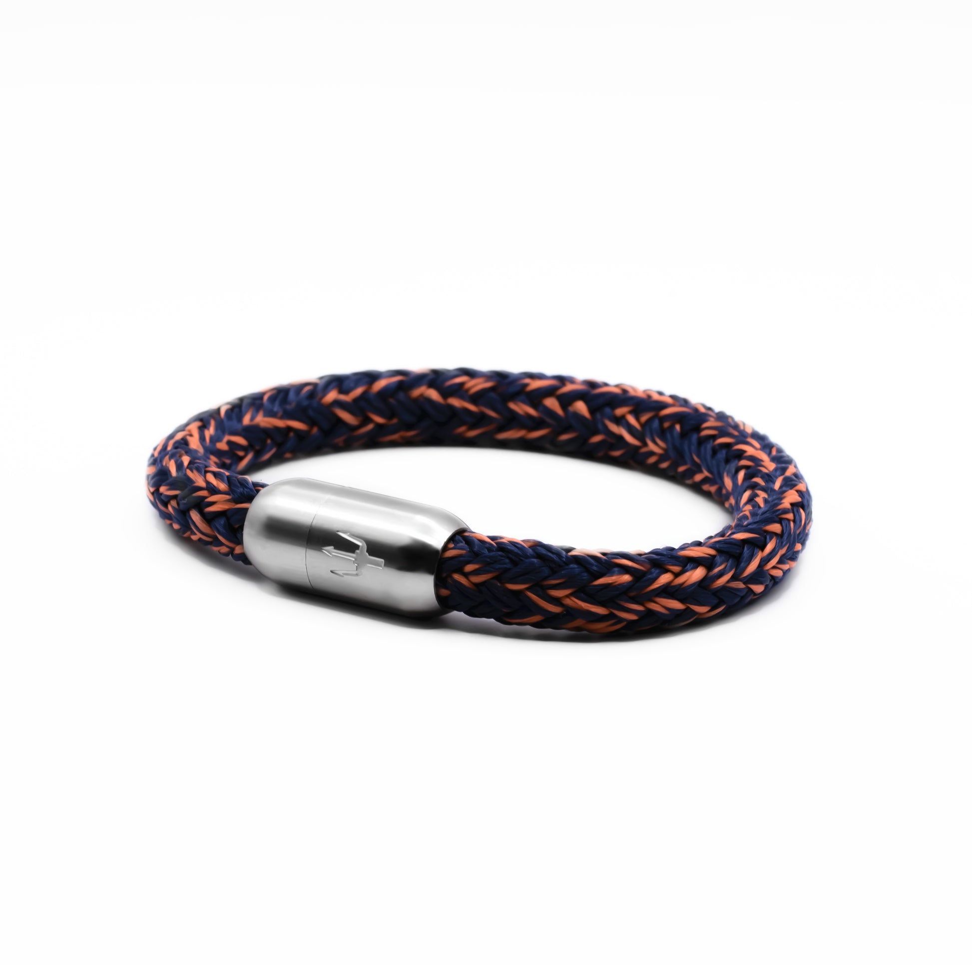 
“Armband aus dunkelblauem, geflochtenem Segeltau mit orangefarbenen Akzenten, kombiniert mit einem Edelstahl-Magnetverschluss, verziert mit einem eingravierten Dreizack-Symbol. Stilvolles maritimes Design mit einem Hauch von Dynamik.”
