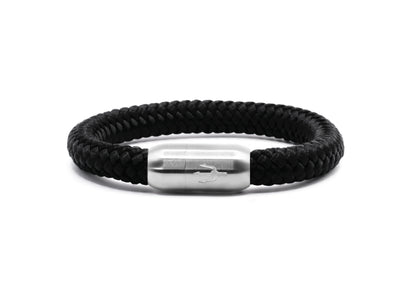 “Geflochtenes schwarzes Armband mit einem glänzenden Edelstahl-Magnetverschluss, verziert durch eine eingravierte Dreizack-Symbolik. Stilvolles und zeitloses Design für jeden Anlass.”