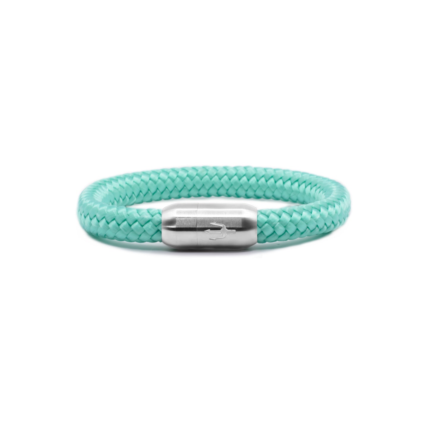 “Zart mintfarbenes Armband aus geflochtenem Segeltau mit einem Edelstahl-Magnetverschluss, verziert mit einem eingravierten Dreizack-Symbol. Frisches und stilvolles Design für einen maritimen Look.”