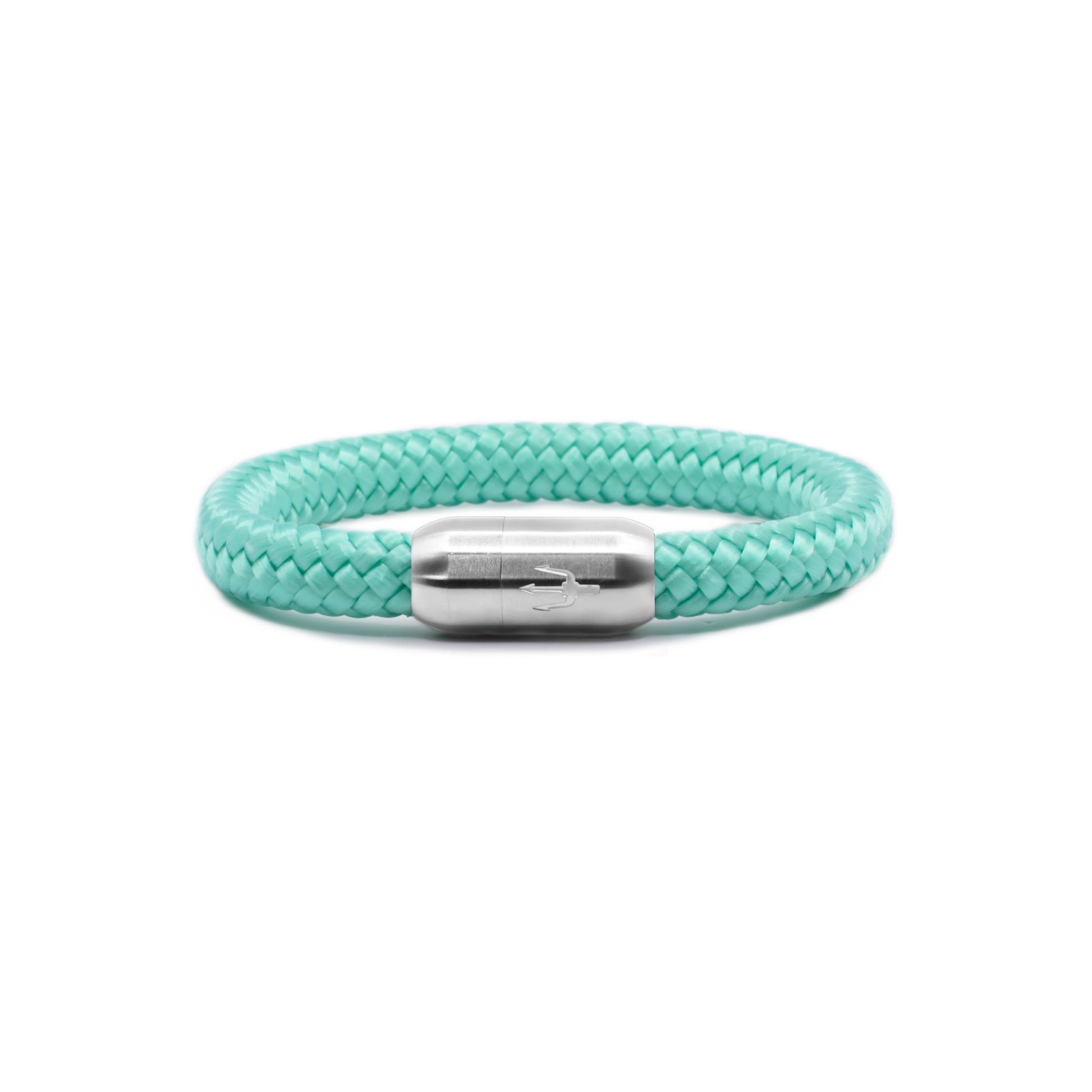 “Zart mintfarbenes Armband aus geflochtenem Segeltau mit einem Edelstahl-Magnetverschluss, verziert mit einem eingravierten Dreizack-Symbol. Frisches und stilvolles Design für einen maritimen Look.”