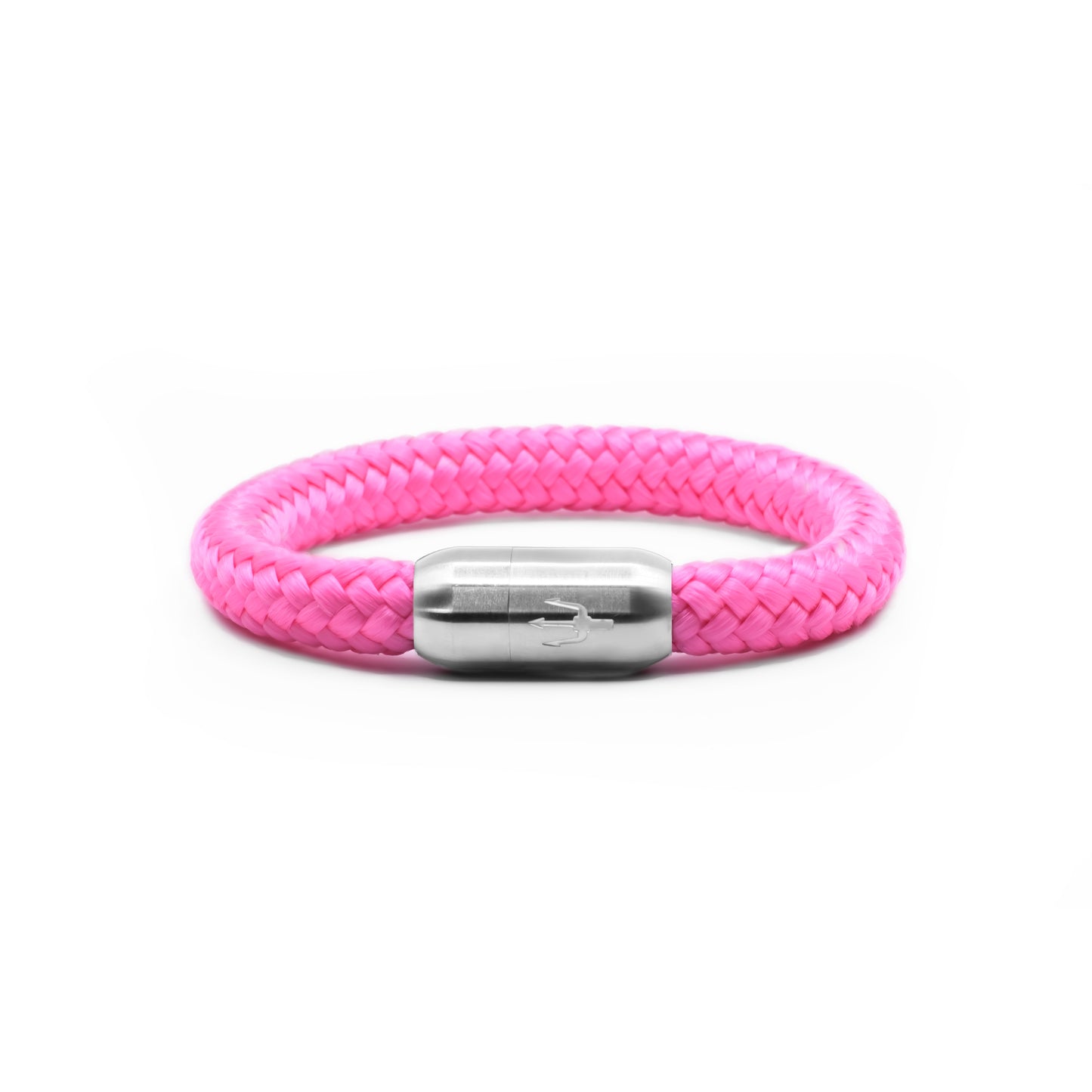 “Armband aus kräftig pinkem, geflochtenem Segeltau mit einem Edelstahl-Magnetverschluss, verziert mit einem eingravierten Dreizack-Symbol. Auffälliges und modernes Design für einen lebhaften Look.”