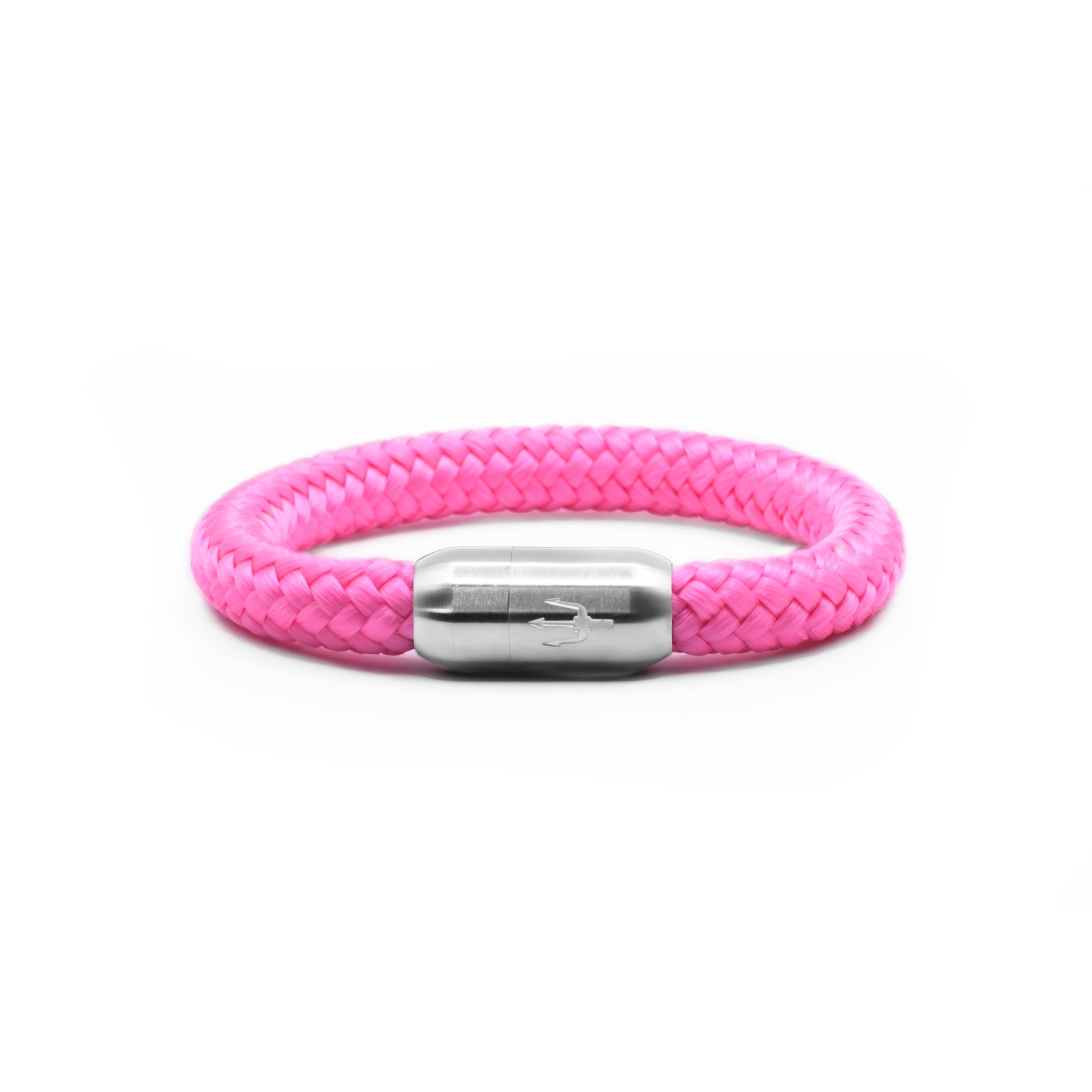 “Armband aus kräftig pinkem, geflochtenem Segeltau mit einem Edelstahl-Magnetverschluss, verziert mit einem eingravierten Dreizack-Symbol. Auffälliges und modernes Design für einen lebhaften Look.”