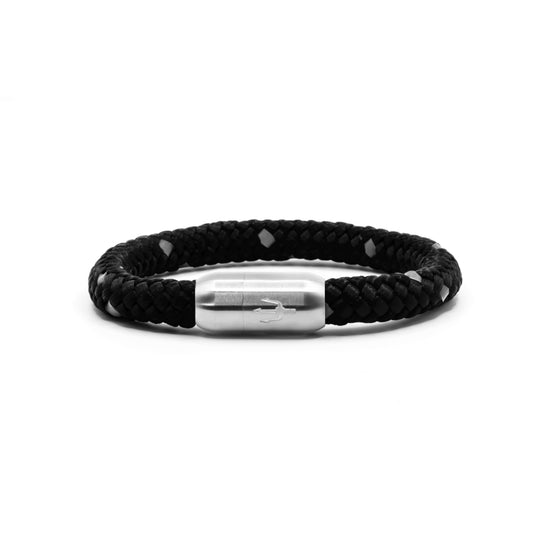“Geflochtenes schwarzes Armband mit reflektierenden Details und einem Edelstahl-Magnetverschluss, verziert durch eine eingravierte Dreizack-Symbolik. Ein stilvolles und funktionales Design mit leuchtenden Akzenten.”