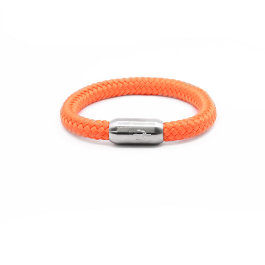 Alt-Text:
“Geflochtenes Armband in leuchtendem Orange mit einem Edelstahl-Magnetverschluss, verziert mit einer eingravierten Dreizack-Symbolik. Frisches und energiegeladenes Design für einen markanten Look.”