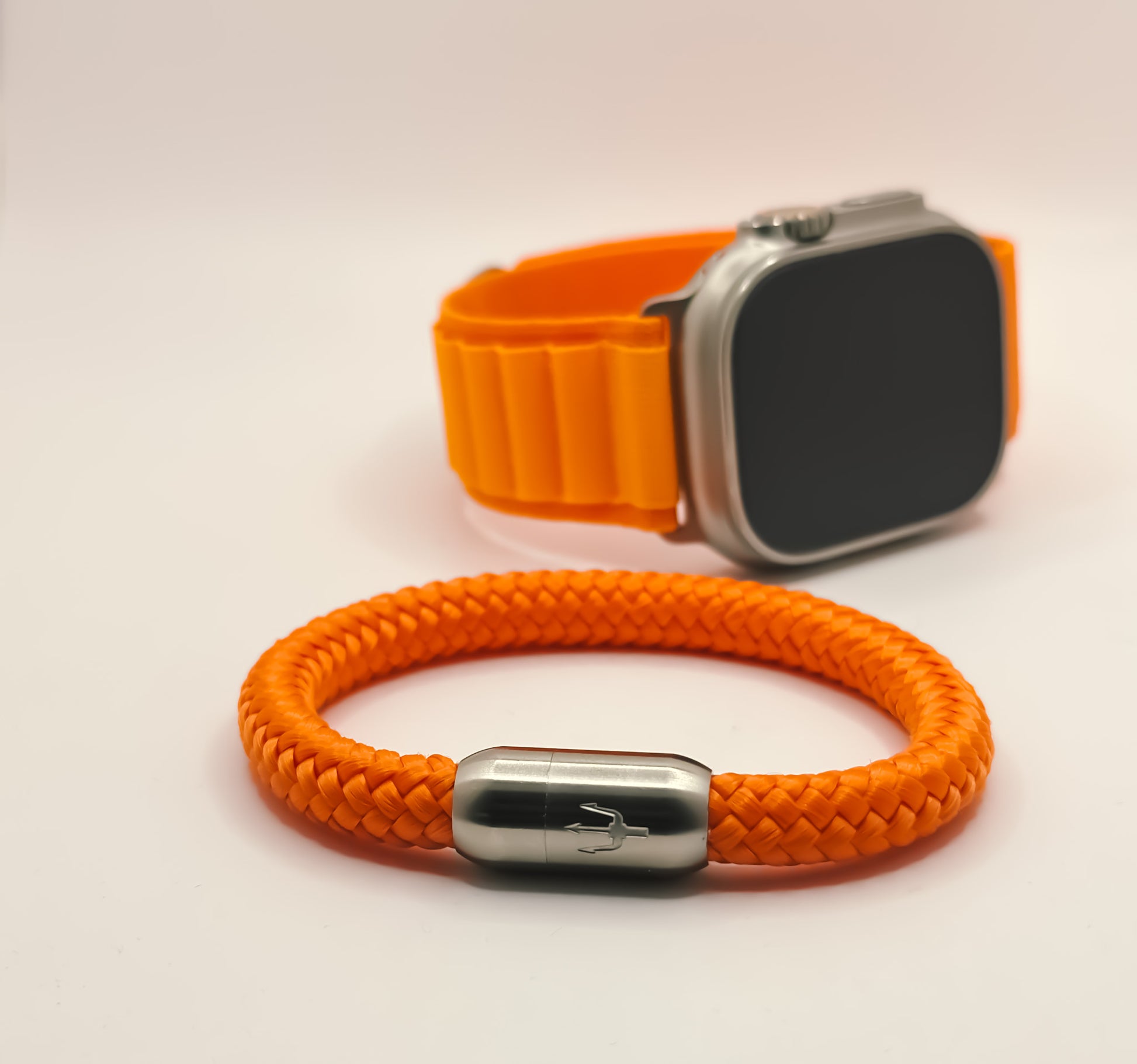 In Kombination der Apple Watch Ultra Perfekt!
“Geflochtenes Armband in leuchtendem Orange mit einem Edelstahl-Magnetverschluss, verziert mit einer eingravierten Dreizack-Symbolik. Frisches und energiegeladenes Design für einen markanten Look.”