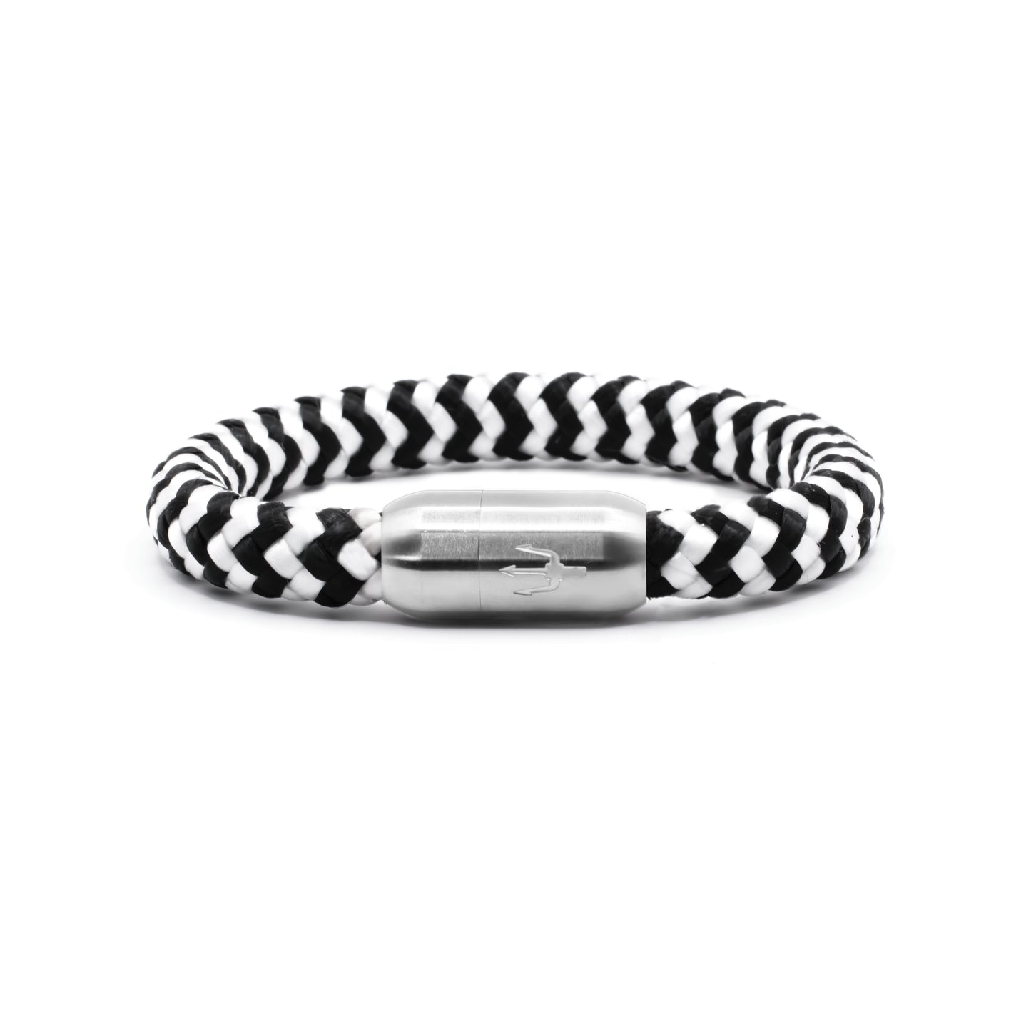 “Geflochtenes Armband in Schwarz-Weiß mit einem Edelstahl-Magnetverschluss, verziert durch eine eingravierte Dreizack-Symbolik. Markantes und elegantes Design, inspiriert von natürlichen Kontrasten.”