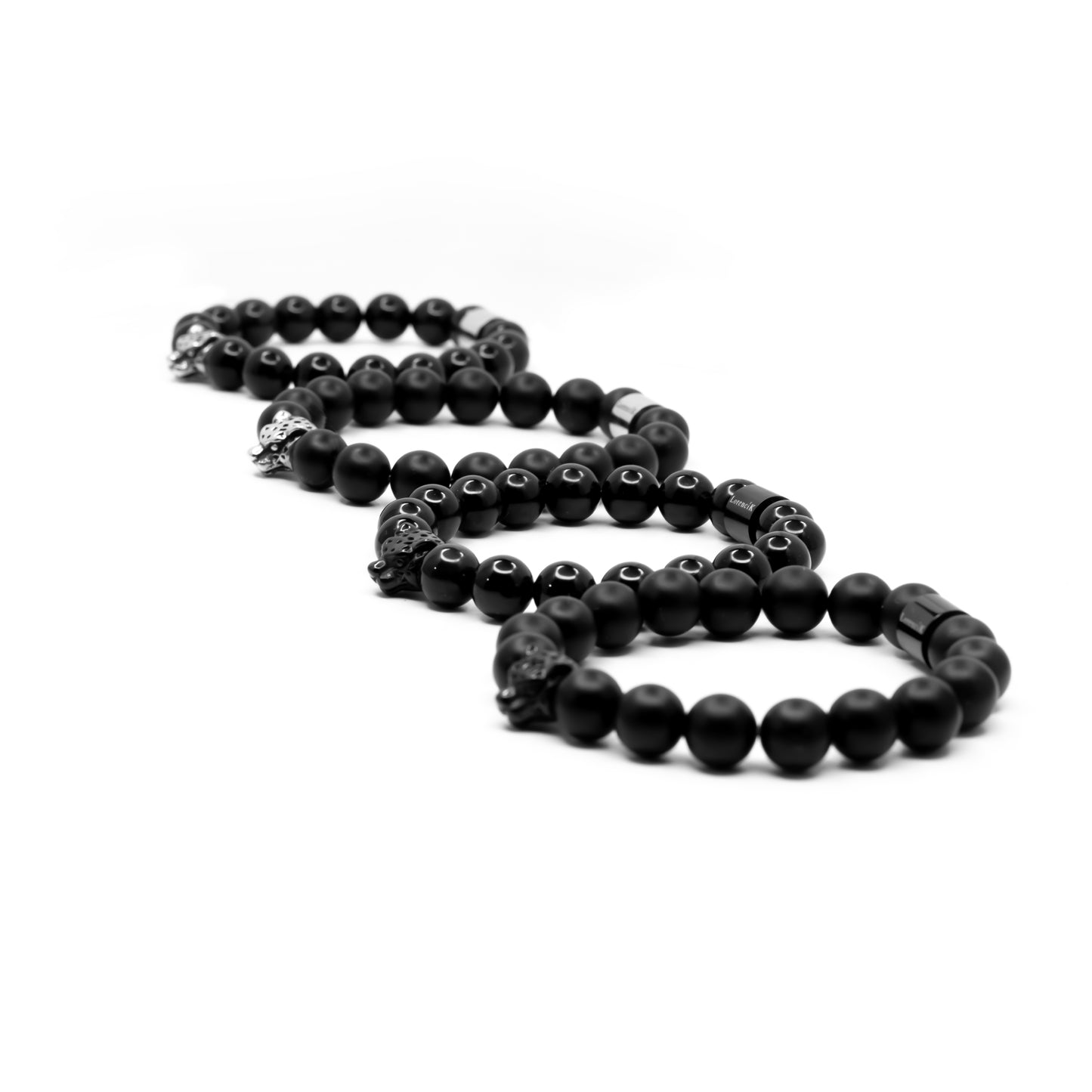 Der erste Neuzugang aus der neuen Kollektion zeigt sich, mit seinen glänzenden Obsidian-Perlen und dem schwarzen Edelstahl-Bead, in einem besonderen Design.