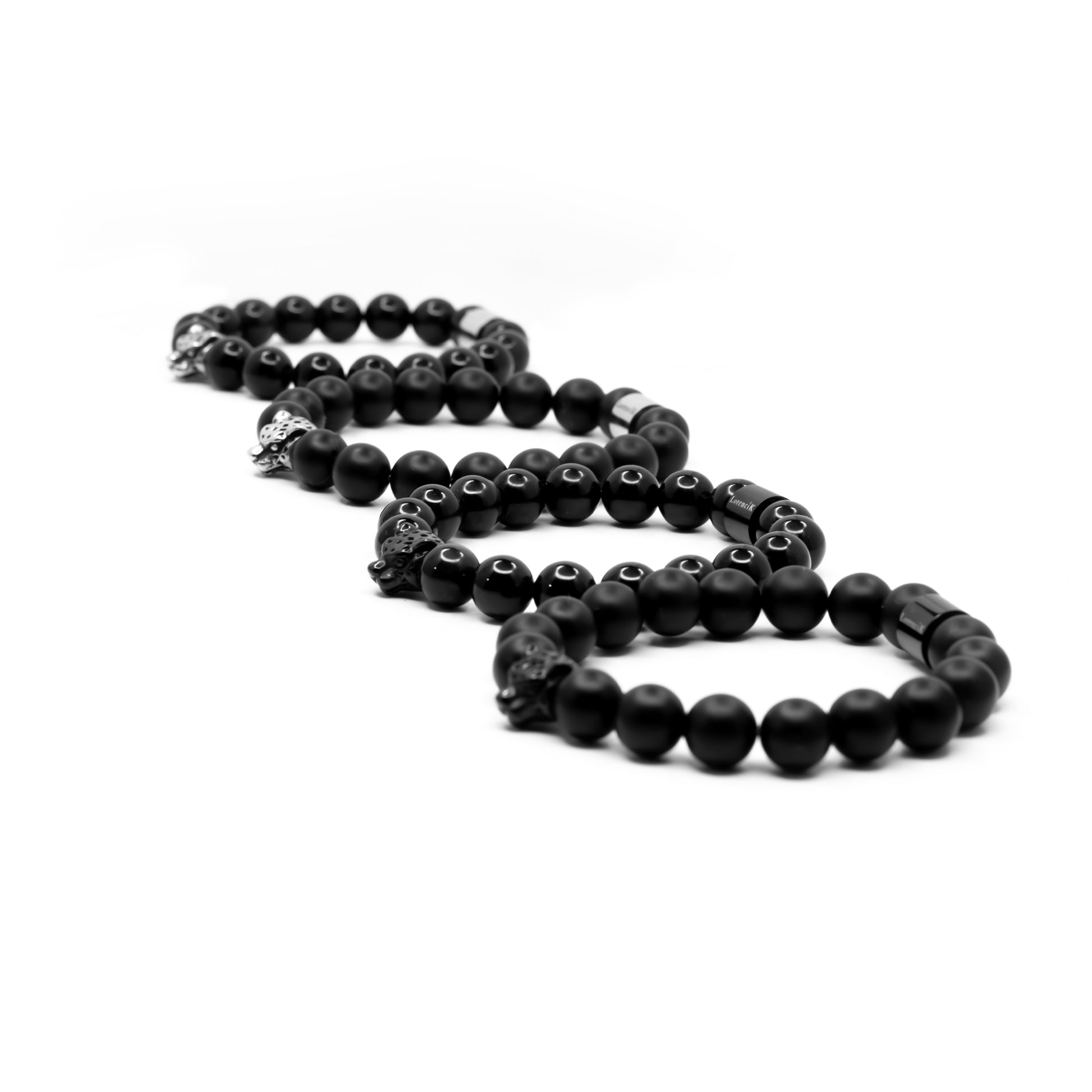 Der erste Neuzugang aus der neuen Kollektion zeigt sich, mit seinen glänzenden Obsidian-Perlen und dem schwarzen Edelstahl-Bead, in einem besonderen Design.