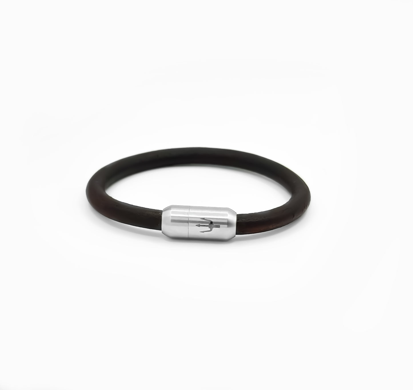 Braunes 6 mm Lederarmband aus der Puro Line mit Edelstahl-Magnetverschluss und Dreizack-Gravur