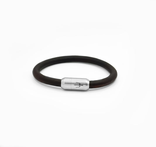 Braunes 6 mm Lederarmband aus der Puro Line mit Edelstahl-Magnetverschluss und Dreizack-Gravur