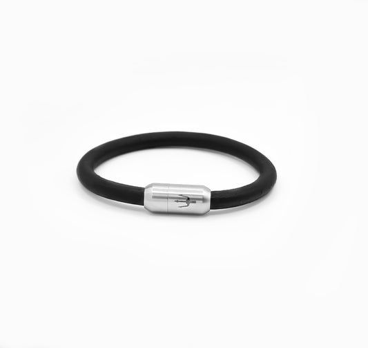 Schwarzes 6 mm Lederarmband aus der Puro Line mit Edelstahl-Magnetverschluss und Dreizack-Gravur.