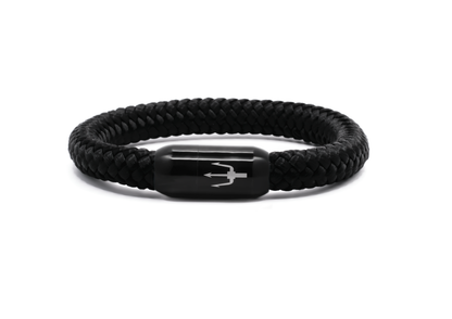“Geflochtenes schwarzes Armband mit einem Edelstahl-Magnetverschluss in Schwarz, verziert durch eine Lasergravur des Dreizack-Symbols. Kraftvolles und elegantes Design für einen modernen Look.”