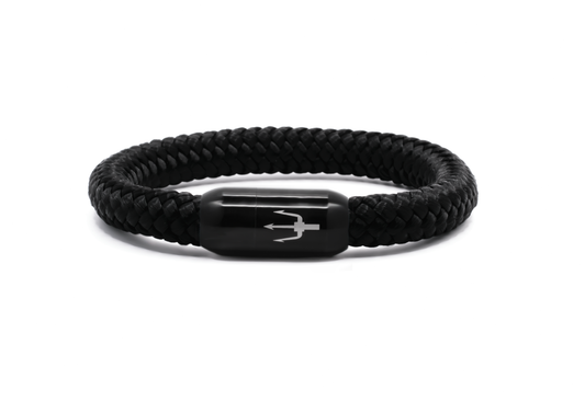 “Geflochtenes schwarzes Armband mit einem Edelstahl-Magnetverschluss in Schwarz, verziert durch eine Lasergravur des Dreizack-Symbols. Kraftvolles und elegantes Design für einen modernen Look.”