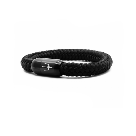 “Geflochtenes schwarzes Armband mit einem Edelstahl-Magnetverschluss in Schwarz, verziert durch eine Lasergravur des Dreizack-Symbols. Kraftvolles und elegantes Design für einen modernen Look.”