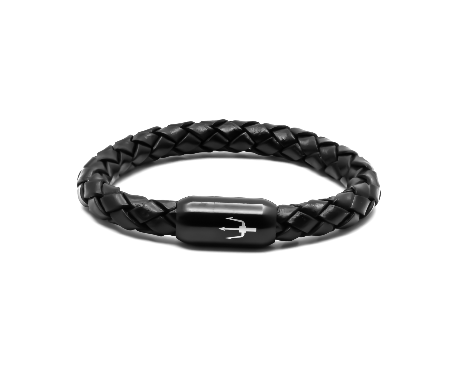 Geflochtenes 8 mm Lederarmband in Schwarz aus der Tridente Collection mit schwarzem Edelstahl-Magnetverschluss und markanter Dreizack-Gravur – ein modernes Herrenaccessoire.