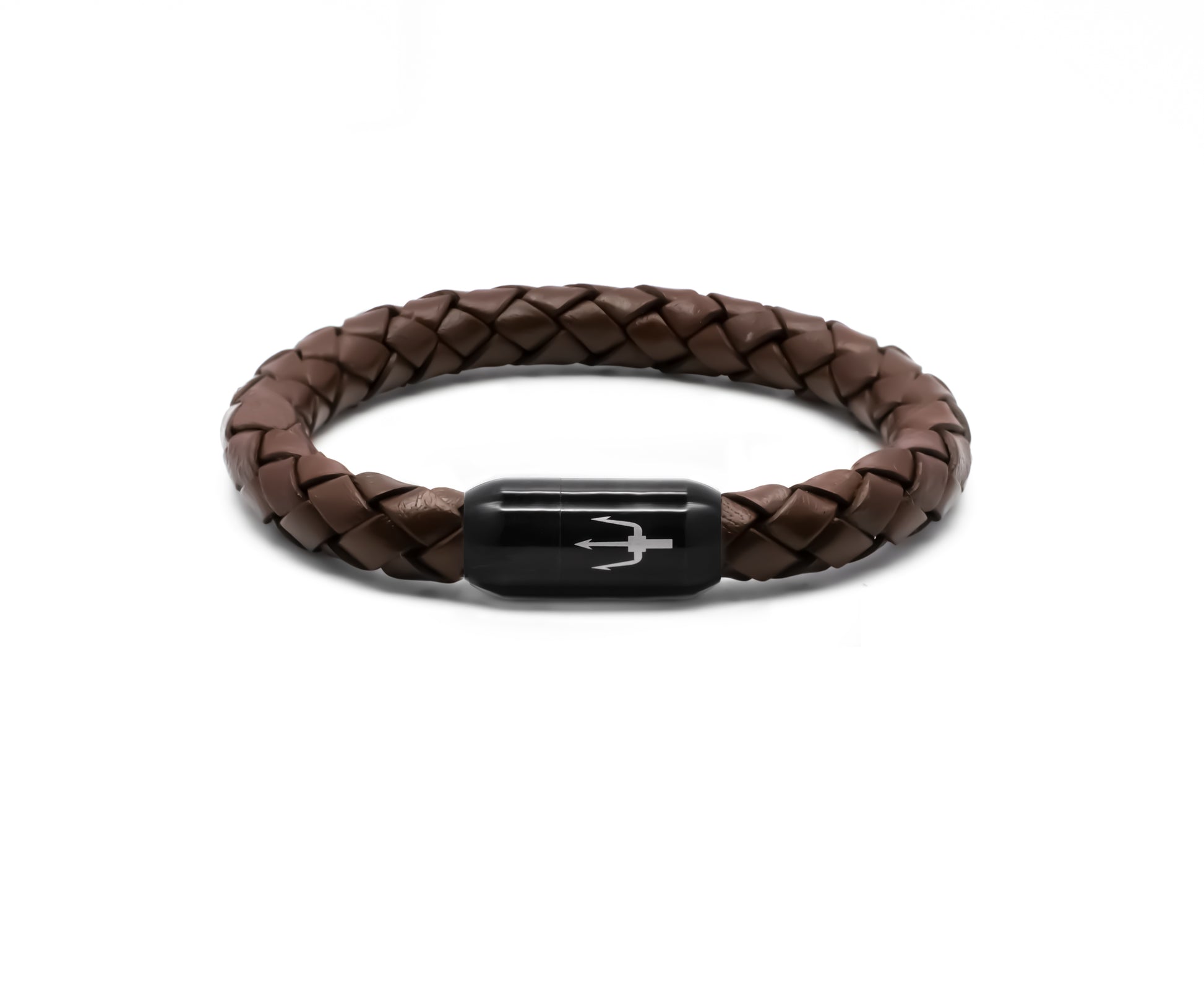 Geflochtenes 8 mm Lederarmband in Dunkelbraun aus der Tridente Collection mit schwarzem Edelstahl-Magnetverschluss und präziser Dreizack-Gravur – ein edles Herrenaccessoire.”