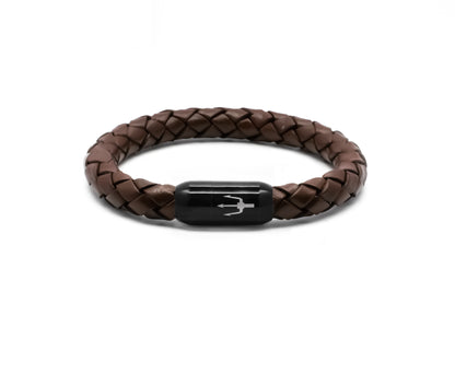 Geflochtenes 8 mm Lederarmband in Dunkelbraun aus der Tridente Collection mit schwarzem Edelstahl-Magnetverschluss und präziser Dreizack-Gravur – ein edles Herrenaccessoire.”