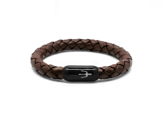 Geflochtenes 8 mm Lederarmband in Dunkelbraun aus der Tridente Collection mit schwarzem Edelstahl-Magnetverschluss und präziser Dreizack-Gravur – ein edles Herrenaccessoire.”