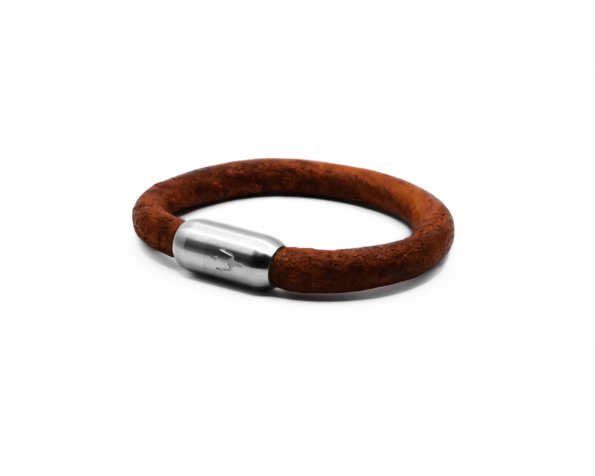 Glattes 8 mm Lederarmband in Rotbraun mit leichtem Vintage-Look aus der Tridente Collection mit silbernem Edelstahl-Magnetverschluss und markanter Dreizack-Gravur – ein elegantes Herrenaccessoire